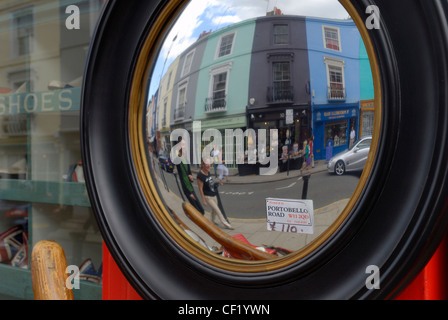 Antiker Spiegel zum Verkauf in Portobello Road mit Out-of-Focus Reflexion der Käufer. Stockfoto