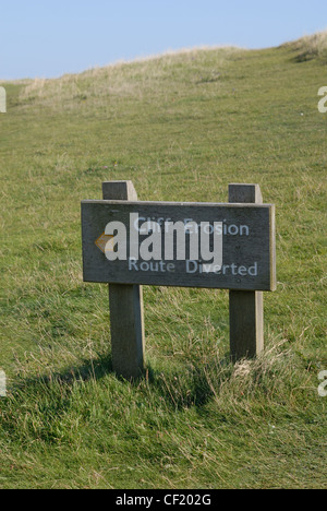 Schild Achtung Wanderer der Erosion der Felsen in der Nähe von Beachy Head. Dieser Bereich ist der höchste Steilküste der Kreide in Großbritannien bei 162 m (530 ft) ab Stockfoto