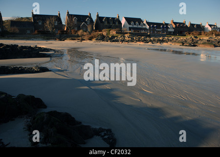 Reihe von Häusern mit Blick auf den Strand in Baile Mor, das einzige Dorf auf Iona, in den Inneren Hebriden Stockfoto