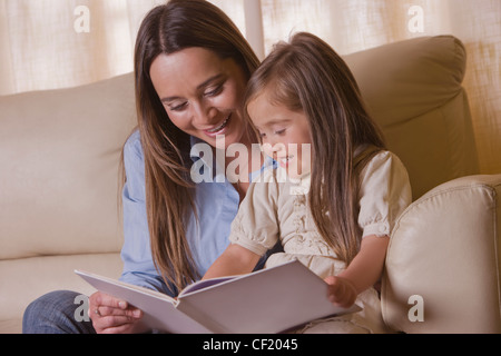 Lesebuch der chilenischen Mutter Tochter Stockfoto