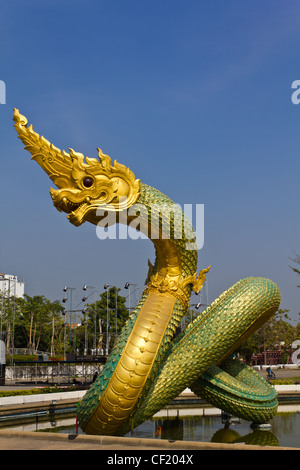 Thai Dragon oder König der Naga-Statue an der Thommasart Universität, Thailand Stockfoto