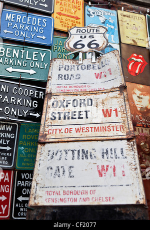 Ikonische Zeichen und Gedenktafeln auf dem Display vor einem Geschäft in der Portobello Road. Stockfoto