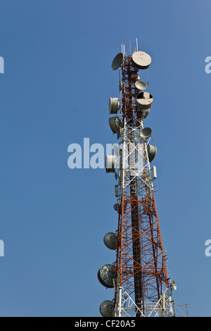 Sendeturm und blauer Himmel in Thailand Stockfoto