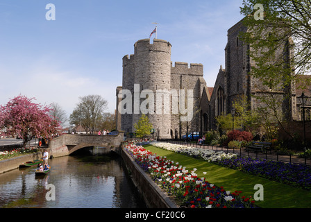 Ein Blick auf die Westgate Towers und der Fluss Stour. Die Westgate Towers markiert den Westeingang in der Stadt von Canterbury. Stockfoto
