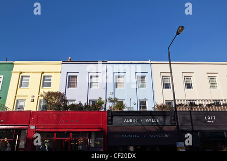 Eine Reihe von Geschäften und bunten terrassenförmig angelegten Gebäuden in Westbourne Grove. Stockfoto