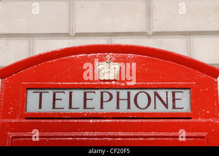 Detail einer K6 Telefonzelle im Zentrum von London. Diese Telefonzellen früher an der Tagesordnung auf britischen Straßen aber waren repl Stockfoto