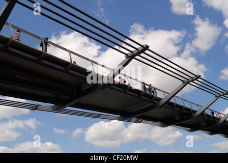 Menschen zu Fuß über die Millennium Bridge. Die Millennium Bridge verbindet St. Pauls Cathedral mit der Tate Modern. Stockfoto