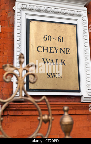 Ein Messingschild an der Wand außerhalb 60-61 Cheyne Walk S.W.3. Stockfoto