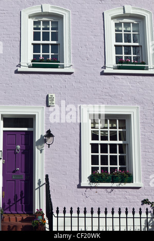 Das äußere des ein lila lackiert Reihenhaus in Bywater Street. Stockfoto