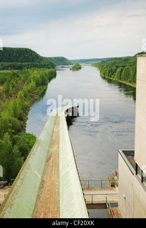 Schnellen Fluss mit Wasserkraftwerk in Taiga-Wald. Stockfoto