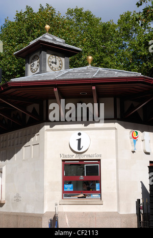 Besucher-Info-Stand am Leicester Square. Stockfoto