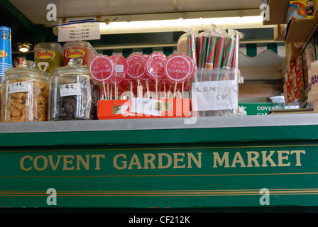 Ein Stall in Covent Garden Markt verkauft eine Auswahl an Süßigkeiten und traditionellen Rock. Stockfoto