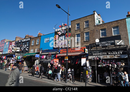 Menschen beim Einkaufen in die vielfältige Auswahl an Geschäften in Camden High Street entfernt. Stockfoto