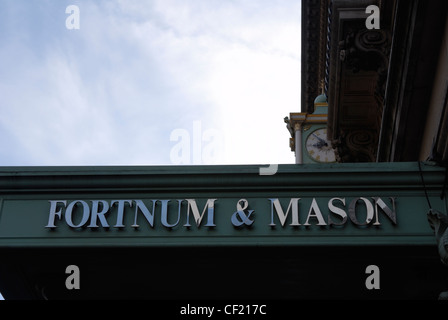 Detail von Fortnum and Mason Signage. Im Shop zuerst im Jahre 1707 eröffnet und ist berühmt für seine Luxus-behindert und Abou geschrieben wurde Stockfoto