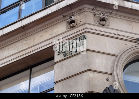 Eine Detailansicht des Zeichens Leicester Square Street in London. Stockfoto