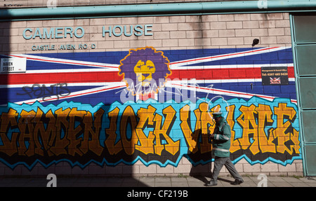 Ein Parkwächter ein Wandbild für Camden Lock Dorf an der Seite von James Cameron House vorbei. Stockfoto