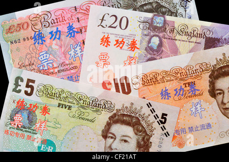 Testen Sie Banknoten für die Ausbildung in chinesischen Banken verwendet. £5, £10, £20, £50 GB sterling Stockfoto