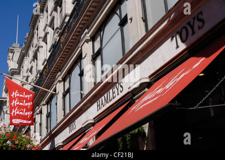 Der Eingang zum Hamleys Spielwarenladen in der Londoner Regent Street. Stockfoto