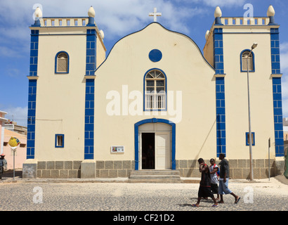 Koloniale Architektur der katholischen Kirche St Isobel vorne. Largo Santa Isobel, Sal Rei, Boa Vista, Kap Verde Inseln. Stockfoto