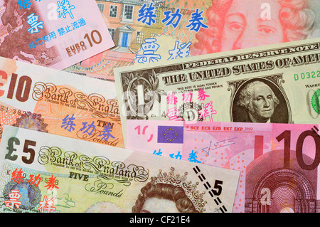 Testen Sie Banknoten für die Ausbildung in chinesischen Banken verwendet. £ Sterling, Euro und US-dollar Stockfoto