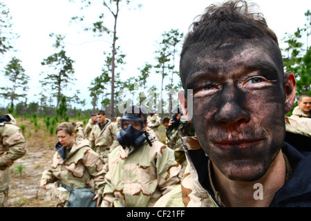 CAMP LEJEUNE, N.C. - M291 Dekontaminationspuder deckt CPL ab. Bart Steinburgs, ein Datensystemspezialist mit dem Kommandopol der 24. Marine Expeditionary Unit, steht während des jährlichen chemischen, biologischen, radiologischen und nuklearen Verteidigungstrainings an Bord des Camp Lejeune, N.C. vor 27. Februar 2012. Diese Schulung ermöglichte es den Marines, die neue allgemeine Gasmaske M50 für den gemeinsamen Service zu verwenden. Steinburg ist ein Eingeborener der Region der Tausend Inseln, N.Y. Stockfoto