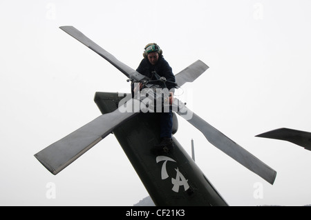 BUSAN, Republik Korea (Feb 26, 2012) Aviation Machinist's Mate 3. Klasse Megan Walters, zugewiesen an die Warlords of Helicopter Anti-Submarine Squadron Light (HSL) 51, führt eine tägliche turn-around Inspektion auf dem SH-60F Hubschrauber an Bord der US-7. Flotte Flaggschiff USS Blue Ridge (LCC 19). Stockfoto