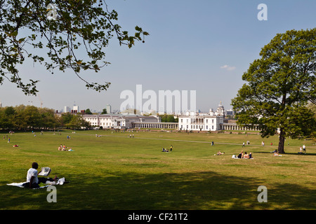 Menschen entspannen und genießen die Frühlingssonne im Greenwich Park. Stockfoto