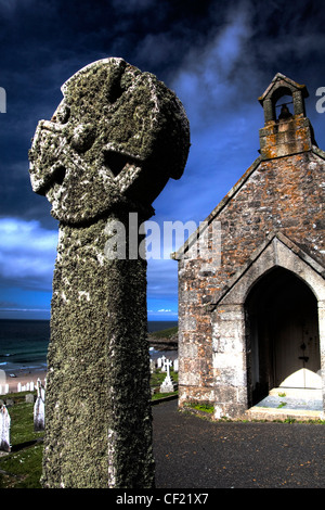 Barnoon Kapelle, keltische Kreuz und Friedhof, mit blauen Sommerhimmel, Küstenort St. Ives Cornwall Stockfoto