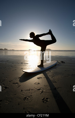 Silhouette der Surferin Bogen ziehen Yoga-Pose zu tun; Chesterman Beach Tofino Vancouver Island in British Columbia Kanada Stockfoto