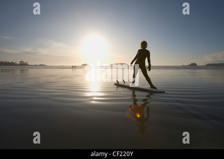 Silhouette der Surferin tun Yoga Strecken; Chesterman Beach Tofino Vancouver Island in British Columbia Kanada Stockfoto