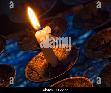 Brennende Kerze in Str. Marys Kirche, große Budworth, in der Nähe von Northwich und Antrobus, Cheshire, England, Vereinigtes Königreich Stockfoto