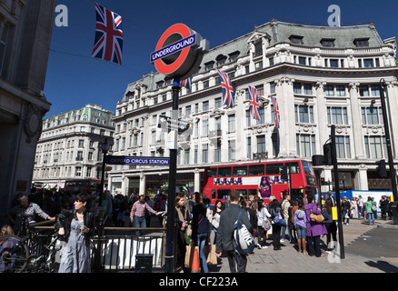 Union Jacks aufgereiht in Oxford Circus, die königliche Hochzeit zwischen Prinz William und Catherine Middleton zu feiern. Stockfoto