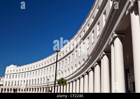 Stuckierte halbrunden Reihenhäuser vom Architekten John Nash im Park-Halbmond in der Nähe von Regents Park. Stockfoto