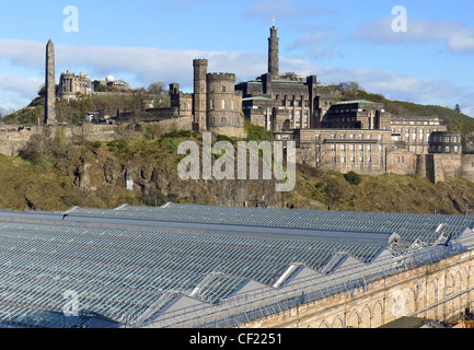 Das neue Dach auf Waverley Bahnhof Ost im schottischen Edinburgh mit Calton Hill hinter. Stockfoto