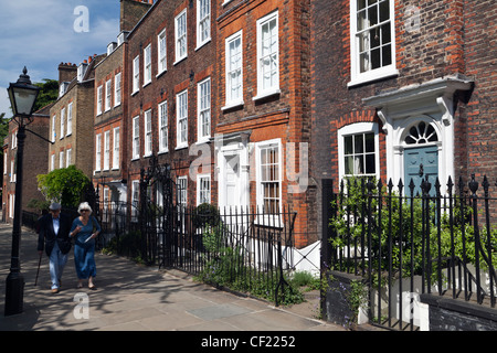 Eine älteres Ehepaar zu Fuß Vergangenheit elegantes Reihenhaus befindet sich in Church Row, Hampstead, eines der komplettesten georgianischen Straßen in Lo Stockfoto