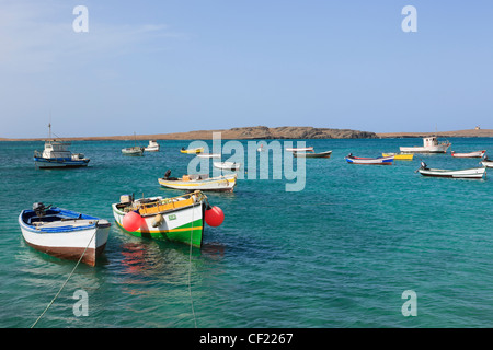 Blick über den Hafen auf die Insel Ilheu de Sal Rei mit Fischerbooten in türkisfarbenem Meer. Sal Rei, Boa Vista, Kapverdische Inseln Stockfoto