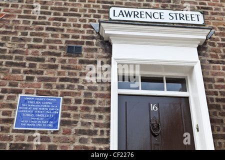 London County Council-Plakette an der Wand des 16 Lawrence Street feststellend, dass Chelsea China in einem Haus an der Nort hergestellt wurde Stockfoto