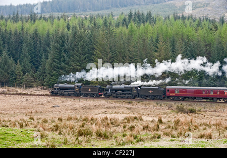 Dampf-Motor K4 61994 The Great Marquess und 8F 48151 Gauge O'Guild ziehen ein spezielles durch Glen Falloch südlich von Crianlarich Stockfoto