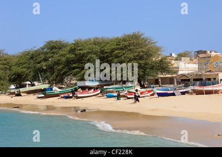 Sal Rei, Boa Vista, Kap Verde Inseln. Kleine Fischerboote am Strand von Praia de Diante am alten Hafen Stockfoto