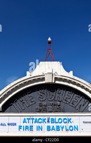 Die Architektur als Wahrzeichen des Bildschirms "jedermann" auf dem Grün. Stockfoto