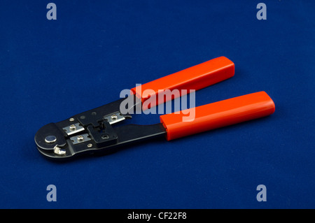 Rj11 Stecker und Telefon-Kabel-Crimper isoliert auf einem blauen Hintergrund Stockfoto