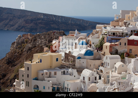 Ein Blick über das Dorf Oia in Richtung Caldera jenseits Stockfoto