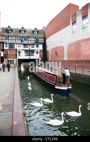 Fluss-Schiff-Rubrik unter Fachwerkbau aus dem 16. Jahrhundert auf die mittelalterliche Stadt, hohe Brücke Witham, Fossdyke, Lincoln Stockfoto