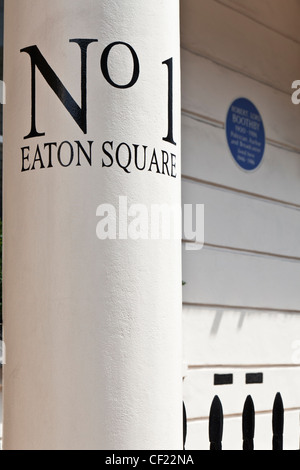 Hausnummer auf einer Säule außerhalb einer Residenz in Eaton Square. Eine blaue Plakette, Robert John Graham Boothby, ist Baron Boothby auf t Stockfoto