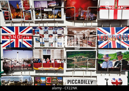 Souvenir-Postkarten von London auf dem Display in einem Rack. Stockfoto