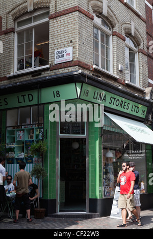 Menschen außerhalb Lina Stores Ltd, einem italienischen Delikatessen in der Brewer Street, Soho. Stockfoto