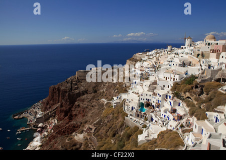 Ein Blick über das Dorf Oia aus der Burg-Suche Stockfoto