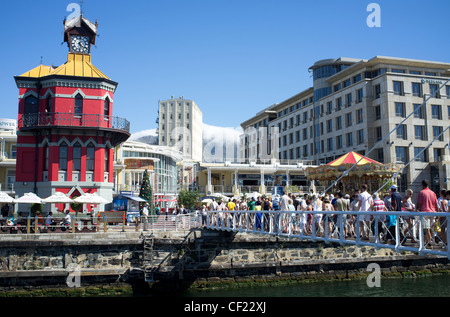 Die V & A Waterfront Kapstadt Südafrika swing Bridge und clocktower Stockfoto