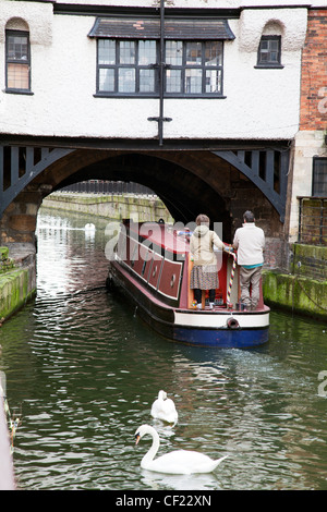 Fluss-Schiff-Rubrik unter Fachwerkbau aus dem 16. Jahrhundert auf die mittelalterliche Stadt, hohe Brücke Witham, Fossdyke, Lincoln Stockfoto