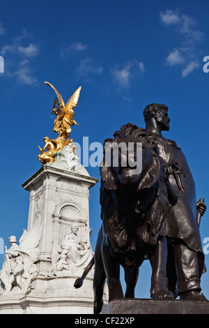 Fertigen Sie Skulptur von Sir Thomas Brock an der Basis der Queen Victoria Memorial vor Buckingham Palast. Stockfoto